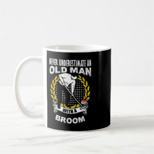 Männer unterschätzen nie einen alten Mann mit eine Kaffeetasse