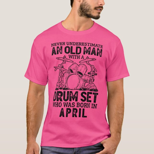 Männer unterschätzen nie einen alten Mann mit eine T-Shirt (Vorderseite)