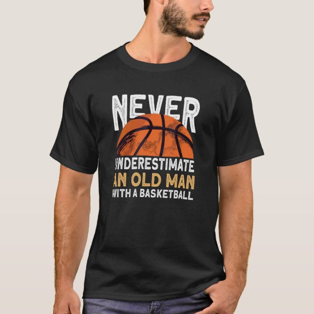 Männer unterschätzen nie einen alten Mann mit eine T-Shirt (Vorderseite)