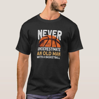 Männer unterschätzen nie einen alten Mann mit eine T-Shirt
