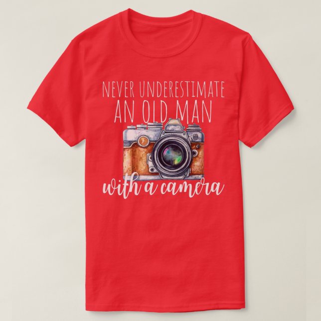Männer unterschätzen nie einen alten Mann mit eine T-Shirt (Design vorne)