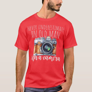 Männer unterschätzen nie einen alten Mann mit eine T-Shirt