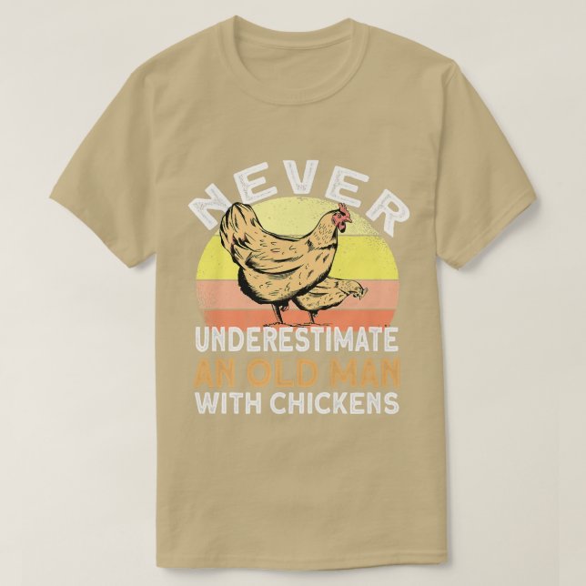 Männer unterschätzen nie einen alten Mann mit Hühn T-Shirt (Design vorne)