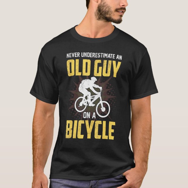Männer unterschätzen nie einen alten Typ auf einem T-Shirt (Vorderseite)