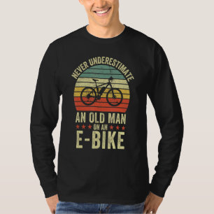 Männer unterschätzen niemals einen alten Mann auf  T-Shirt