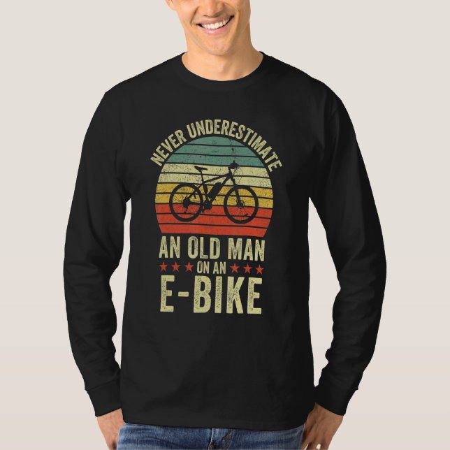 Männer unterschätzen niemals einen alten Mann auf  T-Shirt (Vorderseite)
