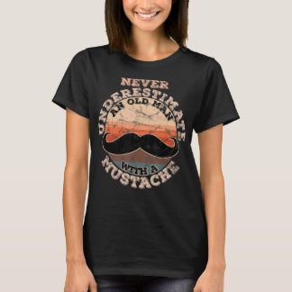 Männer unterschätzen niemals einen alten Mann mit  T-Shirt