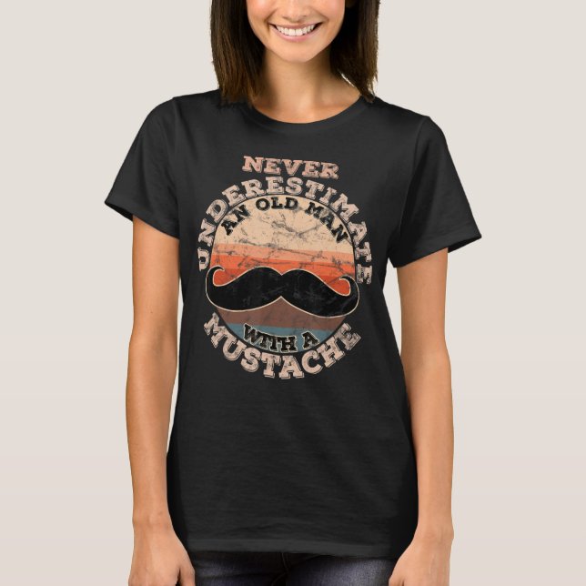 Männer unterschätzen niemals einen alten Mann mit  T-Shirt (Vorderseite)