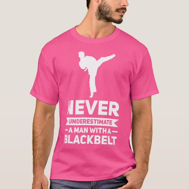 Männer unterschätzen niemals einen Mann, der Karat T-Shirt (Vorderseite)