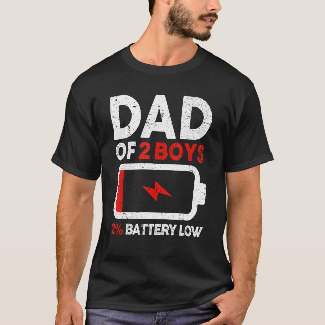 Männer Vater von 2 Jungen mit niedrigem Akku müde  T-Shirt (Vorderseite)