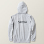 Männerhoodie Bestickter Hoodie<br><div class="desc">Für den Groom,  gezeigt ist ein Heidegrau Farbtupfer zum Entspannen in. Grau bestickter Text auf der Vorder- und Rückseite.</div>