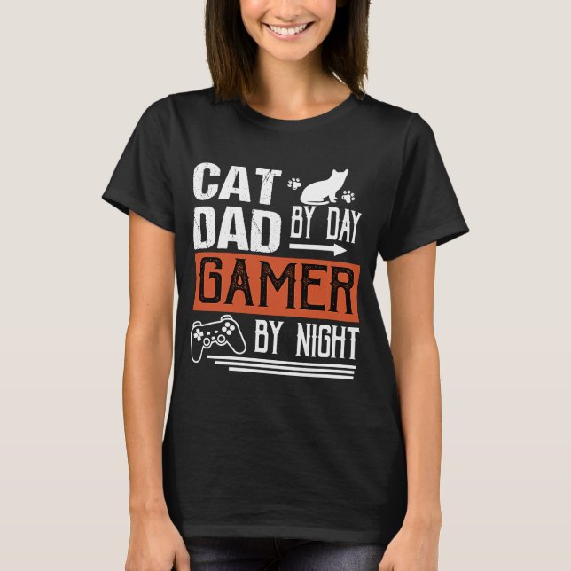 Männerkatze Vater by Day Gamer by Night Väter Day  T-Shirt (Vorderseite)