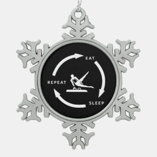 Männerkunstgymnastik isst Schlaf Wiederholung Spor Schneeflocken Zinn-Ornament