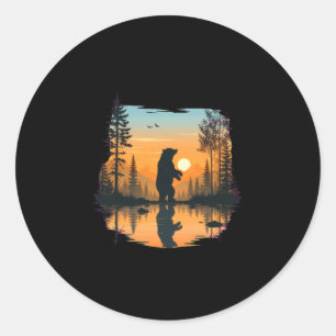 Männliche Bär-Silhouette in der Natur mit Farbverl Runder Aufkleber