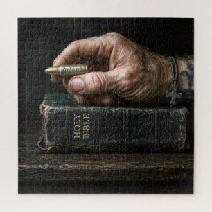 Männliche Hand hält eine Kugel