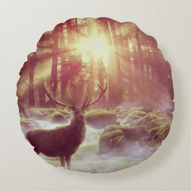 Männliche Hirsche im Misty Woods bei Sonnenaufgang Rundes Kissen (Vorderseite)