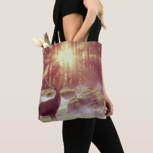 Männliche Hirsche im Misty Woods bei Sonnenaufgang Tasche