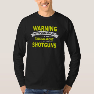 Männliche Wasservögel jagen für eine fliegende Ent T-Shirt