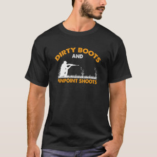 Männliche Wasservögel jagen für eine fliegende Ent T-Shirt