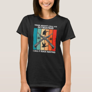 Männliche Wasservögel jagen für eine fliegende Ent T-Shirt