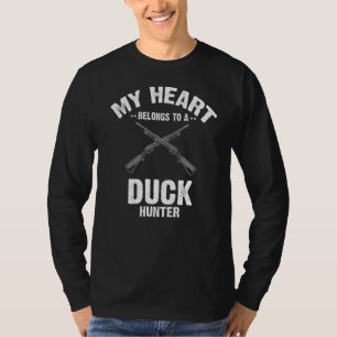 Männliche Wasservögel jagen für eine fliegende Ent T-Shirt