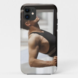 Männlicher Athlet, der Gymnastikausrüstung in der Case-Mate iPhone Hülle