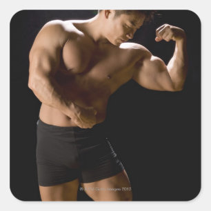 Männlicher Bodybuilder, der Muskeln biegt, Quadratischer Aufkleber