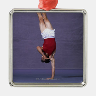 Männlicher Gymnast darstellend auf der Bodenübun Ornament Aus Metall