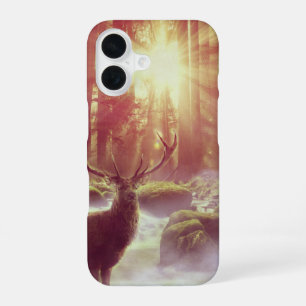 Männlicher Hirsch im nebligen Wald bei Sonnenaufga iPhone 16 Hülle