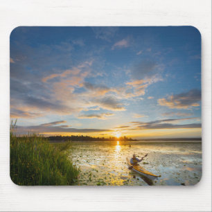 Männlicher Kajakfahrer paddelt Seekanadier auf sti Mousepad