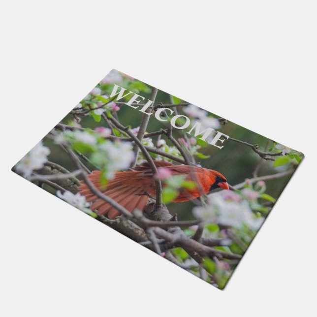 Männlicher Kardinal im Springtime Door Mat Fußmatte (Schrägansicht)