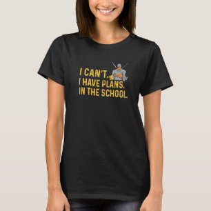 Männlicher Reinigungshausmeister für einen Schulha T-Shirt