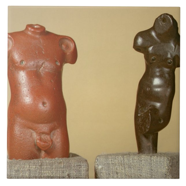 Männlicher Torso des roten Sandsteins und grauer Fliese (Vorderseite)