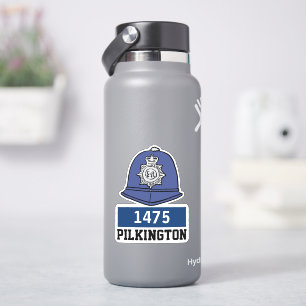 Männlicher UK-Polizeikonstablerhelm mit Namen und  Aufkleber