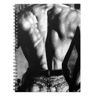 Männliches Notizbuch, das Bodybuilder in den Jeans Notizblock