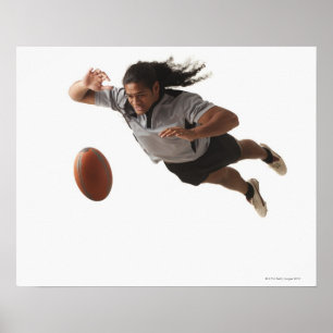 Männliches Rugbyspielertauchen für Ball Poster