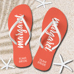 Mannschaftsbrille Peach und White Personalisiert Flip Flops<br><div class="desc">Peach und white - oder eine beliebige Farbe - kippen Flops personalisiert mit Ihrem Namen und "Team Bride" oder einer beliebigen Formulierung, die Sie wählen. Großartige Brautjungfrau, Junggeselinnen-Abschied, Flachschuhe für den Hochzeitsempfang oder ein lustiges Brautparty Gunst. Ändern Sie auch die Farbriemen und das Fußbett! Mehr Farben für Sie in unserem...</div>