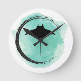 Manta Ray über türkisfarbenes Wasser Runde Wanduhr