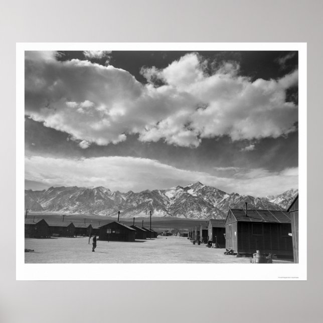 Manzanar Street Scene, Wolken 1943 Poster (Vorne)