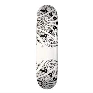 Maori- koru Tätowierung mit polynesischen Mustern Skateboard