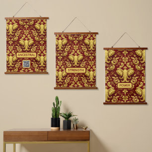 Mara Trumpeting Glory: Karmesinroter und goldener Wandteppich Mit Holzrahmen