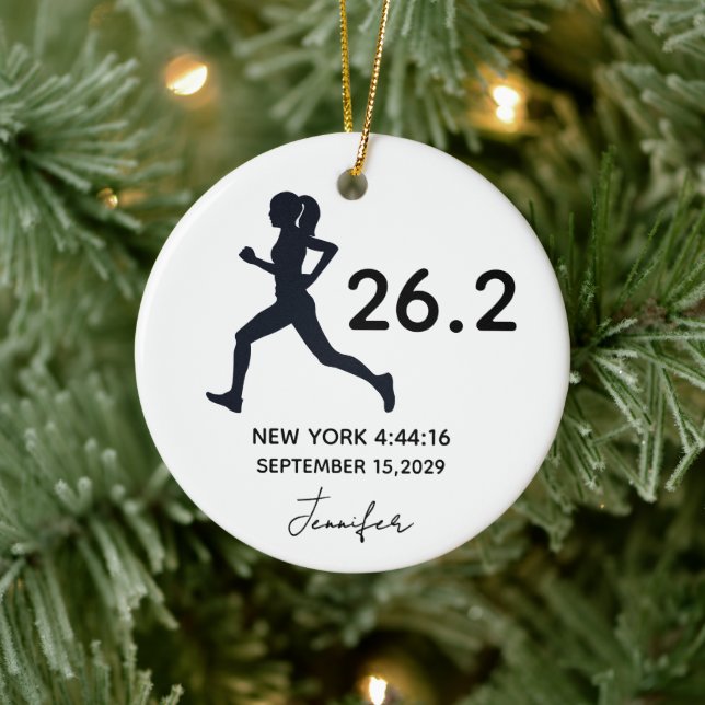 Marathon 26,2 Läuferin mit individuellem Namen Keramik Ornament (Baum)