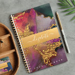 Marbella Aquarellgold lila-blaues grünes Drehbuch Planer<br><div class="desc">Ein funkelnd, Imitat goldfarbenes Band mit dem Schrifttypografiennamen überlagert einen reichen, goldfarbenen, marineblau, Jägergrün, rosa und lila Aquarellhintergrund auf diesem schicken, eleganten, trendigen individuelle Name-Jahresplaner. Personalisieren Sie mit Ihrem Namen. Dieser Planer ist in zwei Größen erhältlich: klein (5.5"x8.5") und mittel (8.5"x11"). Macht jedes Mal, wenn ihr es benutzt, eine lustige...</div>