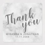 Marble Modern Script Gastgeschenk Hochzeit Vielen  Etiketten<br><div class="desc">Moderne Script Gastgeschenk Hochzeit Danke Labels mit dem Titel "Danke" in grau modernem Script Schriftart mit Namen und Datum in modernen Sans Serif Schriftart auf weißem Marmor Hintergrund.</div>