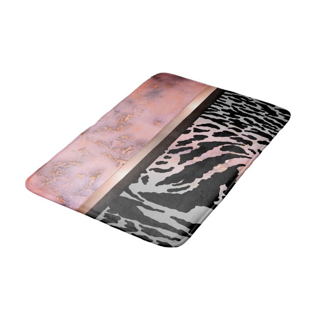 Marble Pink Chic Tiger Safari Print Badematte (Schrägansicht)