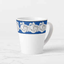 Marble Tendrils auf einer kleinen Latte-Tasse Milchtasse