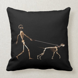 marchant le coussin du squelette de chien