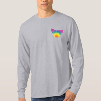 Marche Saumon arc-en-ciel avec logo sur le T-shirt