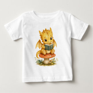 Märchenbuch-Baby-Drache liest auf Pilz-Kindern Baby T-shirt