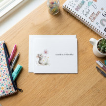 Märchenmaus pflückt eine rosa Wildblume